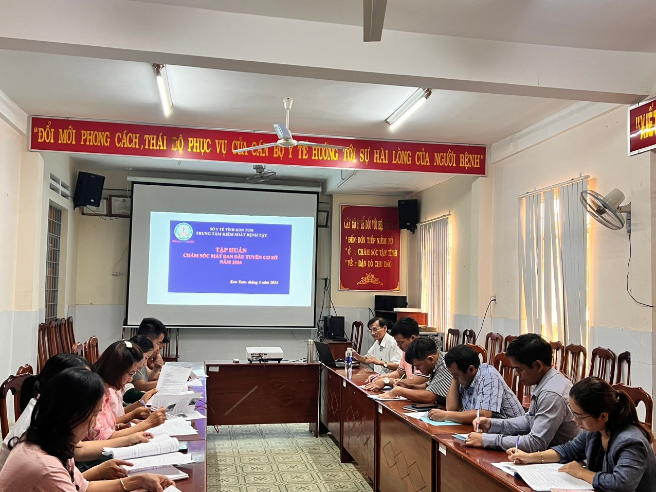 TRUNG TÂM Y TẾ HUYỆN ĐĂK TÔ PHỐI HỢP VỚI TRUNG TÂM KIỂM SOÁT BỆNH TẬT TỈNH KON TUM TỔ CHỨC TẬP HUẤN CHĂM SÓC MẮT BAN ĐẦU